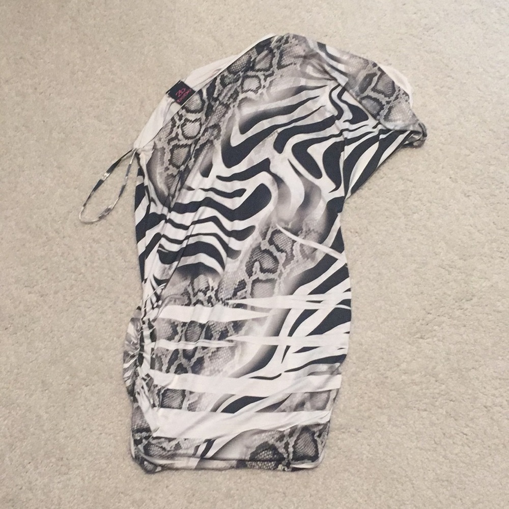 2B silky semi sleeveless form fitting Top - M